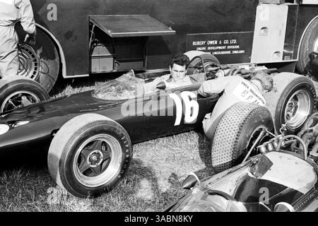 Der BRM P261 des Rennpensionierers Graham Hill (GBR) wird im Fahrerlager vorbereitet. Großer Preis Von Frankreich, Reims, 3. Juli 1966. (Kreditbild: ©Sutton Motorsports/ZUMA Press) Stockfoto