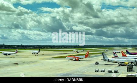 London, England, Großbritannien - 1. August 2023: Landschaftlich reizvoller Blick auf die Ferienjets am Flughafen London Gatwick Stockfoto