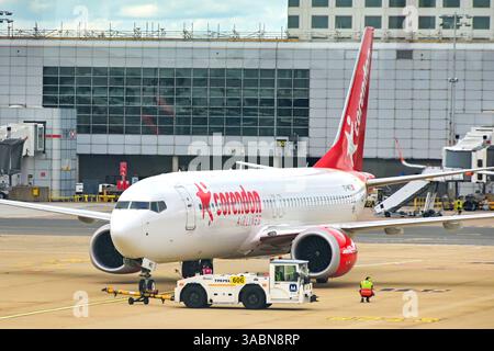 London, England, Vereinigtes Königreich - 1. August 2023: Boeing 737-800 (Registrierung TC-MKE), betrieben von der türkischen Fluggesellschaft Corendon Airlines, die kurz vor dem Abflug vom Flughafen Gatwick steht Stockfoto
