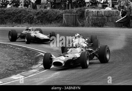 Der dritte platzierte Graham Hill (GBR) BRM P261 Slides um Druids Hill Bend, um den Blicken des Renn-Pensionars John Surtees (GBR) Cooper T81 zu entgehen, und der vierte Platz Jim Clark (GBR) Lotus 33...British Grand Prix, Brands Hatch, 16. Juli 1966. (Kreditbild: ©Sutton Motorsports/ZUMA Press) Stockfoto
