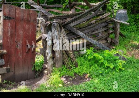 Holztor zu einem Garten, umgeben von einem geteilten Eisenbahnzaun im Davy Crockett State Park in Kalkstein, Tennessee, USA Stockfoto