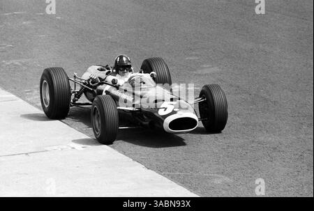 Graham Hill (GBR) BRM P261, hier am sonnigen Samstag vor dem Rennen gezeigt, belegte den vierten Platz im Rennen. Großer Preis Deutschlands, Nürburgring, 7. August 1966. (Kreditbild: ©Sutton Motorsports/ZUMA Press) Stockfoto