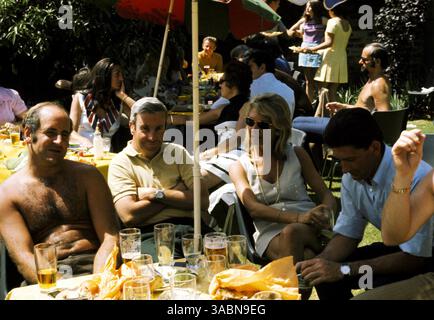 Sechster Platz: Denny Hulme (NZL) McLaren (links) entspannt mit Teddy Mayer (USA) McLaren Team Manager neben ihm im Pub-Garten des Kyalami Ranch Hotel...Grand Prix von Südafrika, Kyalami, 6. März 1971...Bestes BILD. (Kreditbild: ©Sutton Motorsports/ZUMA Press) Stockfoto