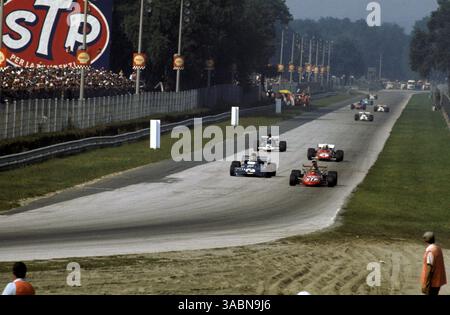 Der zweite Platz Ronnie Peterson (SWE) März 711 hält den dritten Platz Francois Cevert (FRA) Tyrrell 002 in die Parabolica. . Großer Preis Italiens, Monza, 5. September 1971..BEST IMAGE (Bild: ©Sutton Motorsports/ZUMA Press) Stockfoto