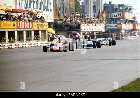 Der zweite Platz Ronnie Peterson (SWE) März 711 führt den dritten Platz Francois Cevert (FRA) Tyrrell 002 und Mike Hailwood (GBR) Surtees TS9, der Vierter wurde. . Grand Prix von Italien, Monza, 5. September 1971. Das beste BILD. (Kreditbild: ©Sutton Motorsports/ZUMA Press) Stockfoto