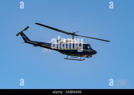 Washington DC, USA - 1. Mai 2024: Bell UH-1 Huey Hubschrauber der 1st Helicopter Squadron der United States Air Force im Flug Stockfoto