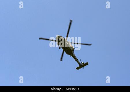 Washington DC, USA - 1. Mai 2024: Sikorsky UH-60 Black Hawk Hubschrauber der United States Army, der tief über die Stadt fliegt. Stockfoto