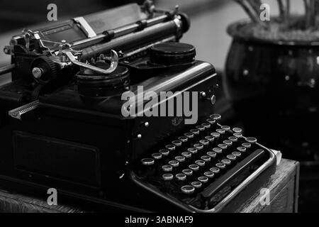 Alte Schreibmaschine in Schwarzweiß Stockfoto
