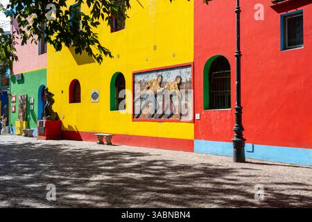 Das farbenfrohe Gebäude im Caminito Street Museum in La Boca, Buenos Aires, Argentinien Stockfoto