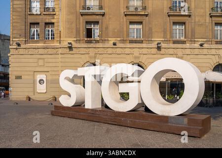 Das STGO-Schild (steht für Santiago) ist an der Plaza de Armas in Santiago, Chile zu sehen Stockfoto