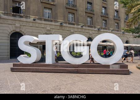 Das STGO-Schild (steht für Santiago) ist am 9. Februar 2023 auf der Plaza de Armas in Santiago, Chile zu sehen Stockfoto