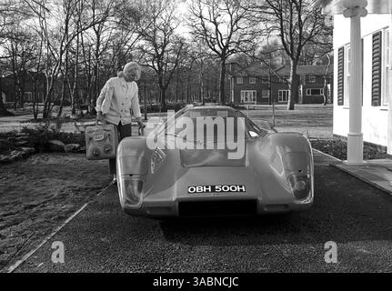 Pat McLaren mit dem McLaren M6GT Straßenwagen vor ihrem Haus in Surrey, England Anfang 1970 (Credit Image: ©Sutton Motorsports/ZUMA Press) Stockfoto