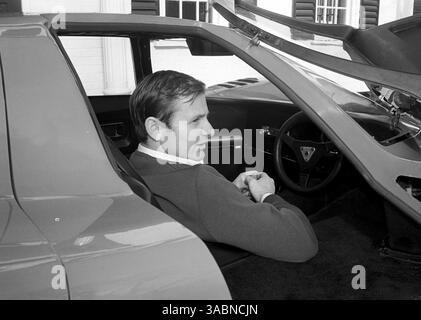 Bruce McLaren(NZL) am Lenkrad des McLaren M6GT Straßenwagens vor seinem Haus in Surrey, England, Anfang 1970 (Credit Image: ©Sutton Motorsports/ZUMA Press) Stockfoto