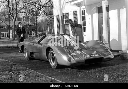 Bruce McLaren mit dem McLaren M6GT Straßenwagen vor seinem Haus in Surrey, England, Anfang 1970 (Credit Image: ©Sutton Motorsports/ZUMA Press) Stockfoto