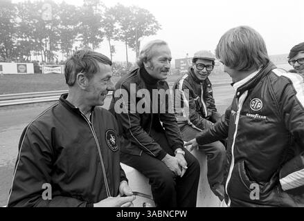 L bis R: Ron Tauranac(aus), Lotus Boss Colin Chapman(GBR), Jabby Crombac(SUI) Journalist und Ronnie Peterson(SWE)Lotus F1 Fahrer für 1973..Canadian GP, Mosport Park, 24. September 1972 (Credit Image: ©Sutton Motorsports/ZUMA Press) Stockfoto