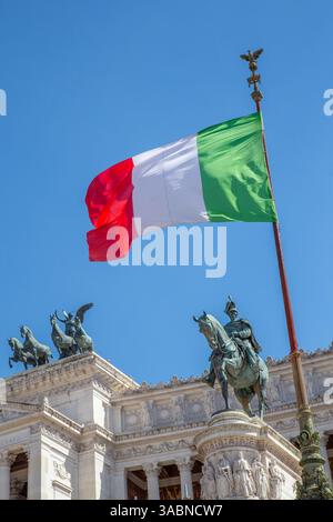 Die italienische Flagge, die über dem Denkmal für Victor Emmanuel II. In Rom, Italien, fliegt Stockfoto