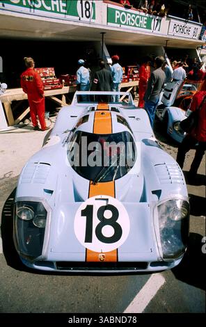 Pedro Rodriguez (MEX) / Jacky Oliver (GBR) John Wyer Automotive Porsche 917L konnte nicht beenden. Le Mans 24 Hours, Le Mans, Frankreich, 12-13. Juni 1971 (Credit Image: ©Sutton Motorsports/ZUMA Press) Stockfoto