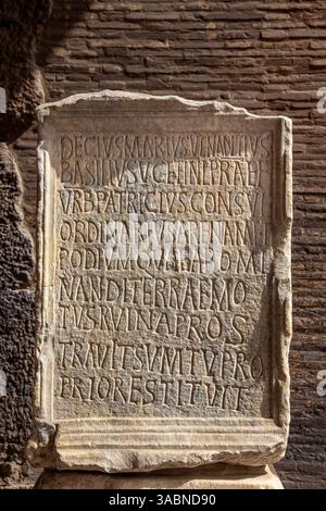 Lateinrömische Schrift im Amphitheater Kolosseum in Rom Stockfoto