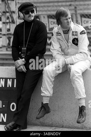 L to R): Colin Chapman (GBR) Lotus Team Owner mit Pole Sitter Ronnie Peterson (SWE) Lotus, der in Runde 43 aus dem Rennen abstürzte. Grand Prix von Belgien, Rd 5, Zolder, Belgien, 20. Mai 1973. (Kreditbild: ©Sutton Motorsports/ZUMA Press) Stockfoto