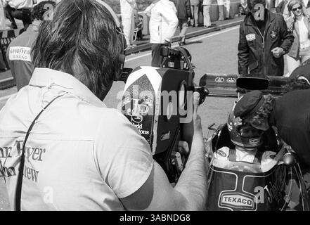 Ein Kameramann, der für das Lotus Team Films arbeitete, platzierte Ronnie Peterson (SWE) Lotus 72E im Gespräch mit Colin Chapman (GBR) Lotus Team Owner. Der schwedische Grand Prix, Rd 7, Anderstorp, Schweden, 17. Juni 1973. (Kreditbild: ©Sutton Motorsports/ZUMA Press) Stockfoto