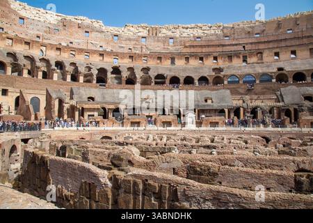 Touristen besuchen das Kolosseum Amphitheater in Rom Stockfoto