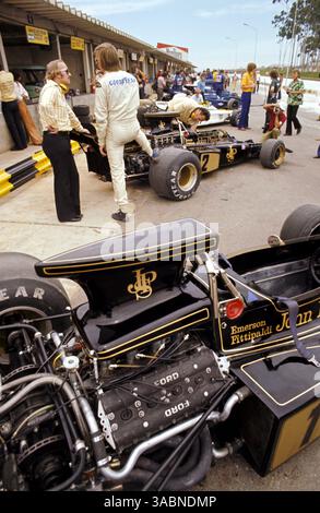 L to R): Colin Chapman (GBR) Lotus Team Owner spricht mit Ronnie Peterson (SWE) Lotus, der seine erste Pole Position belegte, sich aber in Runde sechs mit einem gebrochenen Hinterrad zurückzog. Grand Prix von Brasilien, Interlagos, 11. Februar 1973. (Kreditbild: ©Sutton Motorsports/ZUMA Press) Stockfoto
