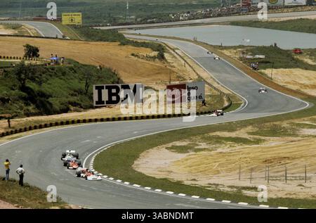 Platz sechs Clay Regazzoni (SUI) BRM P160D, Platz vier Arturio Merzario (ITA) Ferrari 312B2 und Platz drei Denny Hulme (NZL) McLaren M19C Battle um Platz vier. Brasilianischer Grand Prix, Interlagos, 11. Februar 1973..Bestes BILD. (Kreditbild: ©Sutton Motorsports/ZUMA Press) Stockfoto