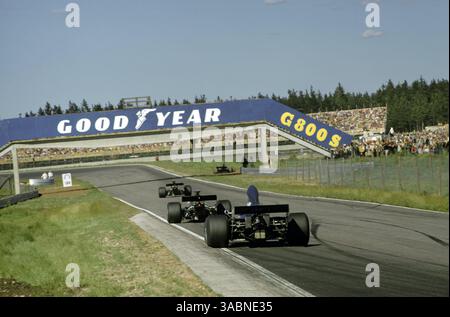 Der zweite Ronnie Peterson (SWE) Lotus 72D führt seinen Teamkollegen Emerson Fittipaldi (BRA) Lotus 72D an, der sich aus dem Rennen zurückzog, und der fünfte Platz Jackie Stewart (GBR) Tyrrell 006/2, als sie sich der Opel Bend nähern. . Großer Preis von Schweden, Anderstorp, 17. Juni 1973..Bestes BILD. (Kreditbild: ©Sutton Motorsports/ZUMA Press) Stockfoto