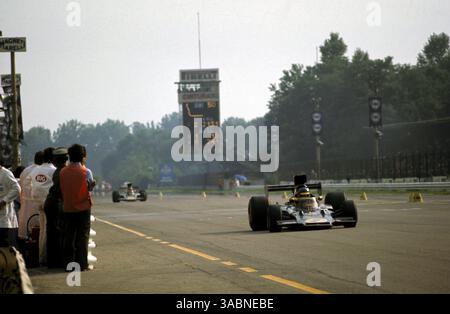 Ronnie Peterson (SWE) Lotus 72D durfte das Rennen gewinnen, als klar wurde, dass sein zweitplatzierter Teamkollege Emerson Fittipaldi (BRA) Lotus 72D die Weltmeisterschaft nicht gewinnen konnte. Grand Prix von Italien, Monza, 9. September 1973..Bestes BILD. (Kreditbild: ©Sutton Motorsports/ZUMA Press) Stockfoto