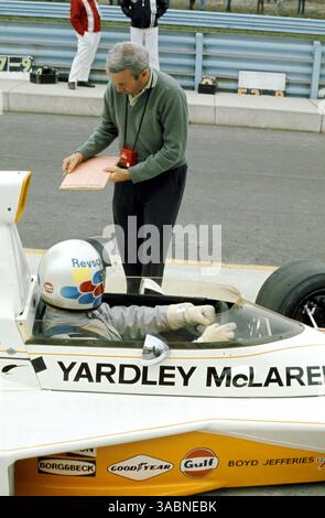 Peter Revson (USA) McLaren M23, der vom hinteren Teil des Feldes stürmte und den fünften Platz belegte, erhält Ratschläge von Teddy Mayer (USA) McLaren Team Owner. Grand Prix der Vereinigten Staaten, Watkins Glen, 7. Oktober 1973..Bestes BILD. (Kreditbild: ©Sutton Motorsports/ZUMA Press) Stockfoto