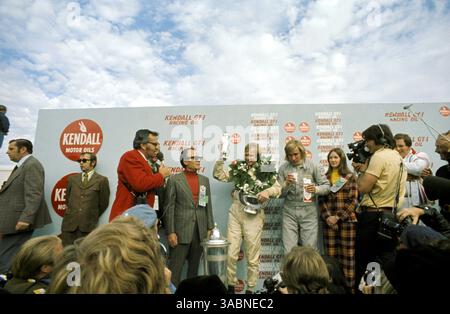 Das Podium (L bis R): Rennsieger Ronnie Peterson (SWE) feiert seinen Sieg mit einer Trophäe, während der zweitplatzierte James Hunt (GBR) Hesketh ein Pint Milch genießt. Grand Prix der Vereinigten Staaten, Watkins Glen, 7. Oktober 1973..Bestes BILD. (Kreditbild: ©Sutton Motorsports/ZUMA Press) Stockfoto