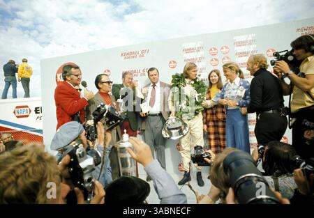 Ronnie Peterson (SWE) Lotus feiert seinen vierten GP-Sieg der Saison auf dem Podium mit Colin Chapman (GBR) Lotus Team Owner (rechts). Grand Prix der Vereinigten Staaten, Watkins Glen, 7. Oktober 1973..Bestes BILD. (Kreditbild: ©Sutton Motorsports/ZUMA Press) Stockfoto