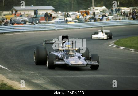 Rennsieger Ronnie Peterson (SWE) Lotus 72D wurde vom zweitplatzierten James Hunt (GBR) Hesketh im März 731 ins Ziel gejagt, der weniger als eine Sekunde hinter sich hatte. . Großer Preis der Vereinigten Staaten, Watkins Glen, 7. Oktober 1973... Bestes BILD. (Kreditbild: ©Sutton Motorsports/ZUMA Press) Stockfoto