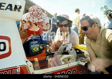 Rennsieger Emerson Fittipaldi (BRA) McLaren M23 spricht mit Teddy Mayer (USA) McLaren Team Manager (rechts). Großer Preis Brasiliens, Interlagos, 27. Januar 1974... Bestes BILD. (Kreditbild: ©Sutton Motorsports/ZUMA Press) Stockfoto