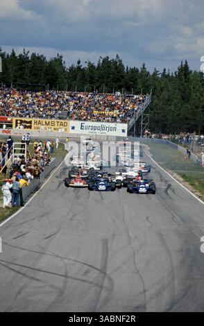Jody Scheckter (RSA) Tyrrell 007 (rechts) stürmt zu Beginn des Rennens an seinem Pole-Sitting-Teamkollegen Patrick Depailler (FRA) Tyrrell 007/2 (links) vorbei, was einen Debütsieg für Scheckter und ein Doppelsieg für das Team schafft. Grand Prix von Schweden, Scandinavian Raceway, Anderstorp, 9. Juni 1974..Bestes IMAGE. (Kreditbild: ©Sutton Motorsports/ZUMA Press) Stockfoto