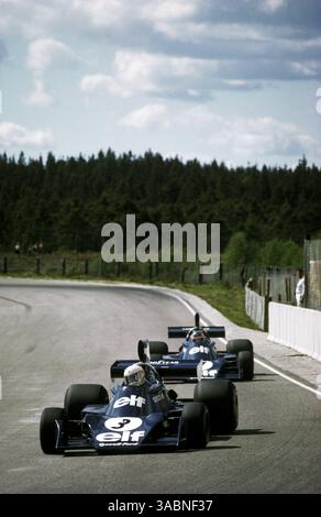 Jody Scheckter (RSA) Tyrrell 007, der seinen ersten GP-Sieg erzielte, führt Teamkollege Patrick Depailler (FRA) Tyrrell 007/2, der seine erste Pole-Position und seinen ersten Podestplatz belegte, als er den zweiten PLATZ nach Hause kam. Grand Prix von Schweden, Scandinavian Raceway, Anderstorp, 9. Juni 1974..Bestes IMAGE. (Kreditbild: ©Sutton Motorsports/ZUMA Press) Stockfoto