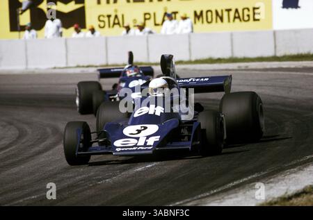 Jody Scheckter (RSA) Tyrrell 007, der seinen ersten GP-Sieg erzielte, führt Teamkollege Patrick Depailler (FRA) Tyrrell 007/2, der seine erste Pole-Position und seinen ersten Podestplatz belegte, als er den zweiten PLATZ nach Hause kam. Grand Prix von Schweden, Scandinavian Raceway, Anderstorp, 9. Juni 1974..Bestes IMAGE. (Kreditbild: ©Sutton Motorsports/ZUMA Press) Stockfoto