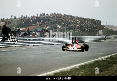 Pole Sitter Niki Lauda (AUT) Ferrari 312B3 macht sich nach seinem zweiten GP-Sieg der Saison in die Luft. . Großer Preis der Niederlande, Zandvoort, 23. Juni 1974..BEST IMAGE (Credit Image: ©Sutton Motorsports/ZUMA Press) Stockfoto