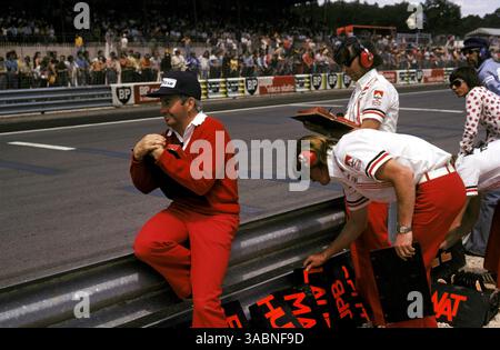 Teddy Mayer (USA) McLaren Team Owner beobachtet von der Boxenwand aus, wie seine Fahrer Denny Hulme (NZL) und Emerson Fittipaldi (BRA) den sechsten Platz belegten und mit einem durchgeblasenen Motor ausscheiden. Grand Prix von Frankreich, Dijon-Prenois, 7. Juli 1974..BEST IMAGE. (Kreditbild: ©Sutton Motorsports/ZUMA Press) Stockfoto