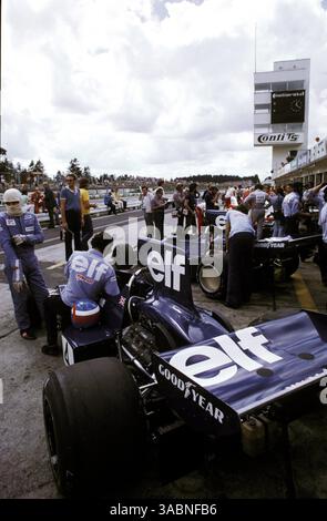 Patrick Depailler (FRA), der sich in der sechsten Runde von einem Unfallschaden zurückzog, bereitet sich auf den Aufstieg in seinen Tyrrell 007 vor. . Großer Preis von Deutschland, Nürburgring, 4. August 1974... Bestes BILD. (Kreditbild: ©Sutton Motorsports/ZUMA Press) Stockfoto