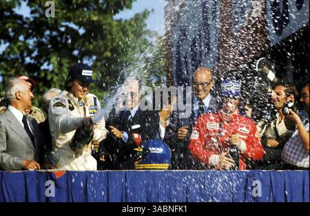 Ronnie Peterson (SWE) Lotus (links) feiert seinen Sieg auf dem Podium mit dem zweiten Platz Emerson Fittipaldi (BRA) McLaren (rechts)..Grand Prix von Italien, Monza, 8. September 1974..Bestes BILD. (Kreditbild: ©Sutton Motorsports/ZUMA Press) Stockfoto