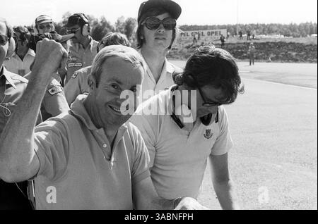 Teddy Mayer (USA) McLaren Team Owner feiert einen dramatischen Sieg in der letzten Runde für Denny Hulme (NZL) McLaren an der Boxenwand. Grand Prix von Schweden, Rd 7, Anderstorp, Schweden, 17. Juni 1973. (Kreditbild: ©Sutton Motorsports/ZUMA Press) Stockfoto