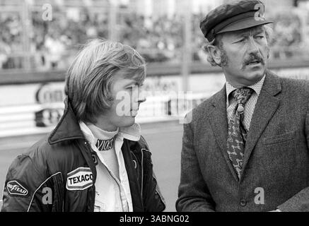 L to R): Ronnie Peterson (SWE) Lotus, der sich in der Eröffnungsrunde mit einem kaputten Distributor aus dem Rennen zurückgezogen hat, spricht mit Colin Chapman (GBR) Lotus Team Owner, der elegant gekleidet ist und ein TV-Mikrofon an seiner Krawatte trägt. Grand Prix, Rd 11, Nürburgring, Deutschland, 5. August 1973. (Kreditbild: ©Sutton Motorsports/ZUMA Press) Stockfoto