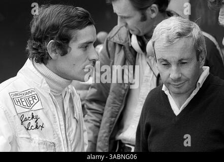 L to R): Jacky Ickx (BEL), der McLaren für einen One-Race-Deal anschloss und mit einem dritten Platz sein Können in der Nordschelife zeigte, spricht mit Teddy Mayer (USA) McLaren Team Owner. German Grand Prix, Rd 11, Nürburgring, Deutschland, 5. August 1973. (Kreditbild: ©Sutton Motorsports/ZUMA Press) Stockfoto