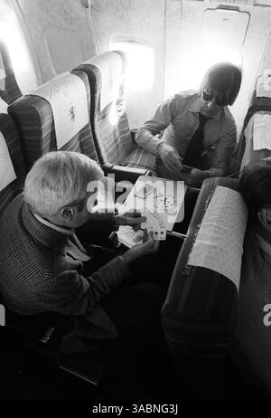 L bis R): Teddy Mayer (USA) McLaren Team Owner und Bernie Ecclestone (GBR) Brabham Team Owner spielen Karten auf dem Langstreckenflug von Europa nach Kanada. Canadian Grand Prix, Rd 14, Mosport Park, Kanada, 23. September 1973. (Kreditbild: ©Sutton Motorsports/ZUMA Press) Stockfoto