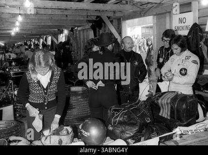 Barbro Peterson (SWE) Ehefrau von Ronnie Peterson (SWE) Lotus, wühlt durch ihre Handtasche in der Lotus Garage, als Colin Chapman (GBR) Lotus Team Owner und Emerson Fittipaldi (BRA) (rechts) sich auf das Training vorbereiten. Canadian Grand Prix, Rd 14, Mosport Park, Kanada, 23. September 1973. (Kreditbild: ©Sutton Motorsports/ZUMA Press) Stockfoto