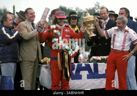 Emerson Fittipaldi (BRA) McLaren feiert seinen vierzehnten und letzten GP-Sieg auf dem Podium mit Teddy Mayer (USA) McLaren Team Manager...British Grand Prix, Silverstone, 19. Juli 1975. (Kreditbild: ©Sutton Motorsports/ZUMA Press) Stockfoto
