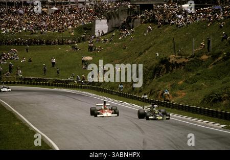 L to R): Zweiter Platz Emerson Fittipaldi (BRA) McLaren M23 macht einen Zug auf Runde Ronnie Peterson (SWE) Lotus 72E, der fünfzehnte und letzte brasilianische Grand Prix, Interlagos, Sao Paulo, 26. Januar 1975..Bestes BILD. (Kreditbild: ©Sutton Motorsports/ZUMA Press) Stockfoto