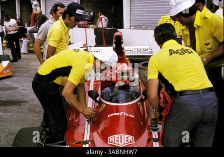 Fünfter Platz: Niki Lauda (AUT) Ferrari 312B3 spricht mit seinen Mechanikern in den Gruben. Grand Prix von Brasilien, Interlagos, Sao Paulo, 26. Januar 1975..Bestes BILD. (Kreditbild: ©Sutton Motorsports/ZUMA Press) Stockfoto
