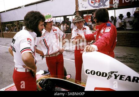 Emerson Fittipaldi (BRA) McLaren M23, der nach der Entwicklung einer Fehlzündung nicht als Finisher eingestuft wurde, spricht mit McLaren Ingenieuren und Teddy Mayer (USA) McLaren Team Owner (rechts). Grand Prix von Südafrika, Kyalami, 1. März 1975..BEST IMAGE. (Kreditbild: ©Sutton Motorsports/ZUMA Press) Stockfoto